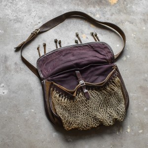 antique-vintage-30s-leather-hunting-cartridge-game-bag-british-brown-saddle-decor (11)