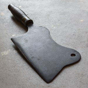 antique-early-1900s-butcher-knife-cleaver-iron-kitchen-lodge-cabin-decor-curiosity-oddity (6)
