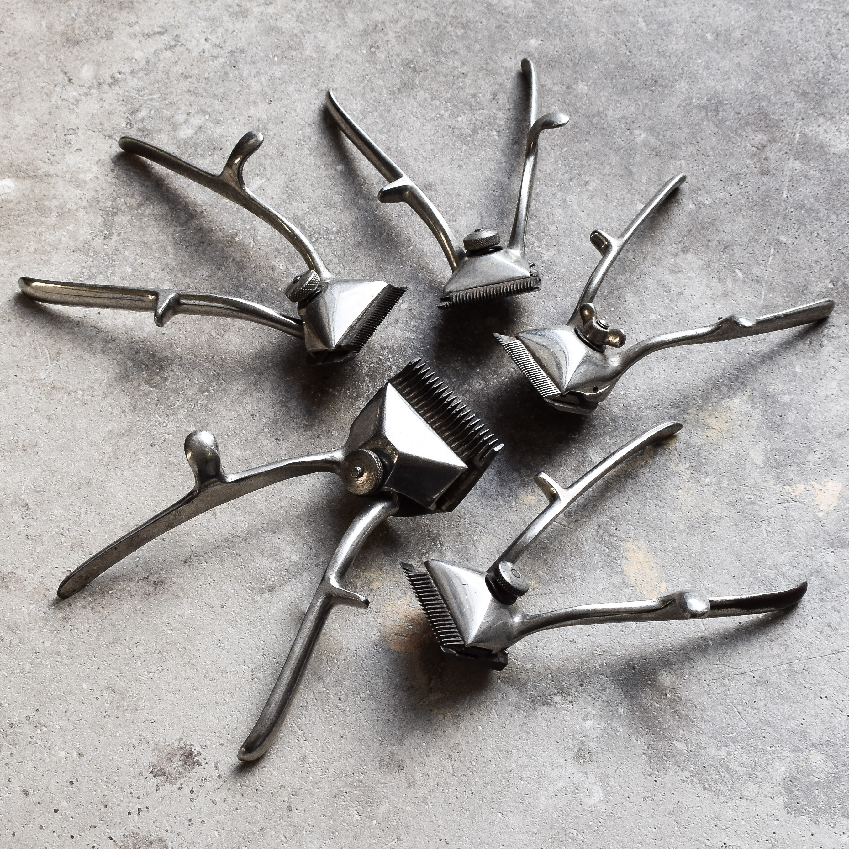 antique-vintage-30s-1930s-barber-tools-straight-razor-clippers-curling-iron-scissors-decor-gear-gift-mens-bathroom-gentleman (3)