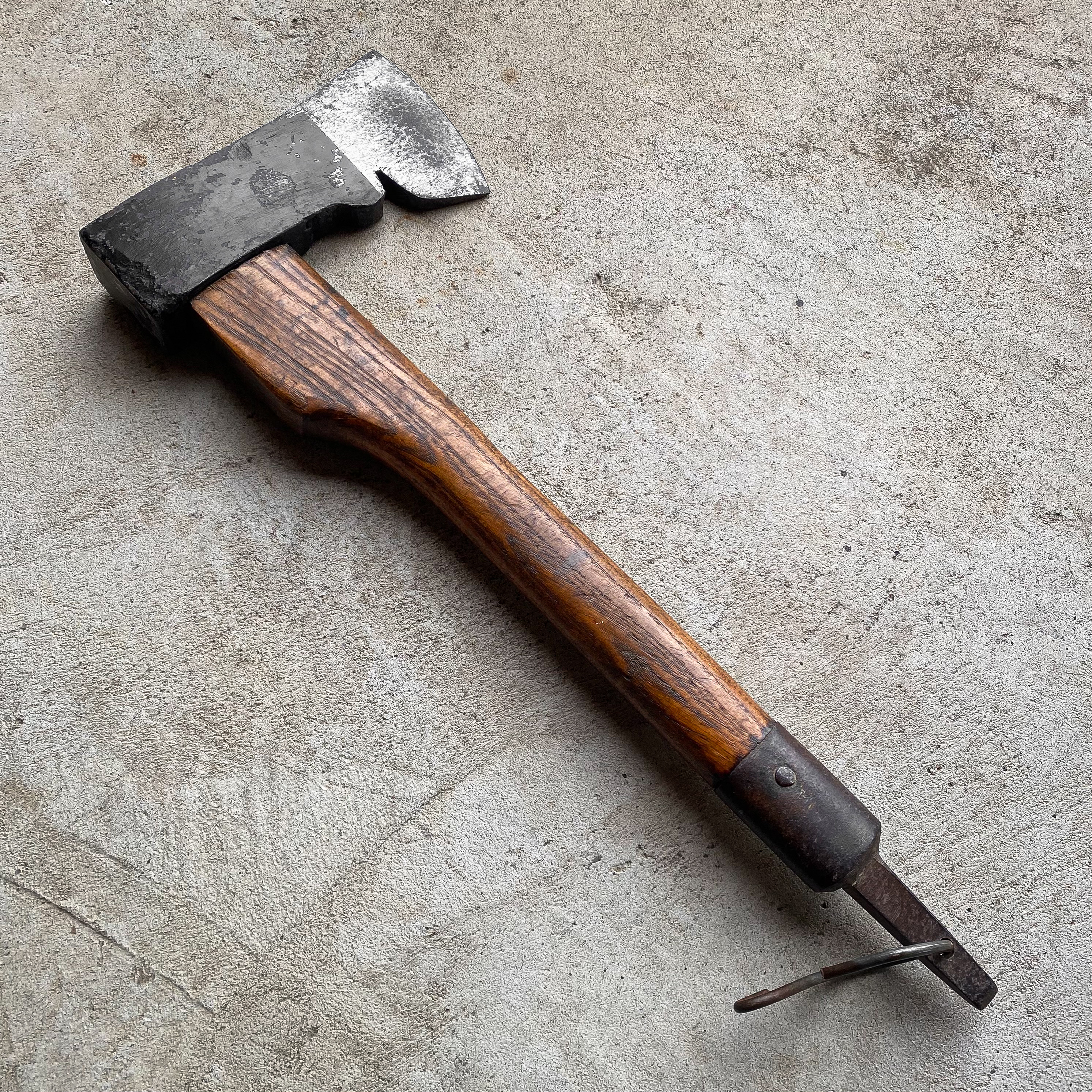 vintage-50s-1950s-firemans-fire-brigate-hatchet-ax-axe-tool-gear-leather-sheath-collection-gift-hiking-bushcraft (1)