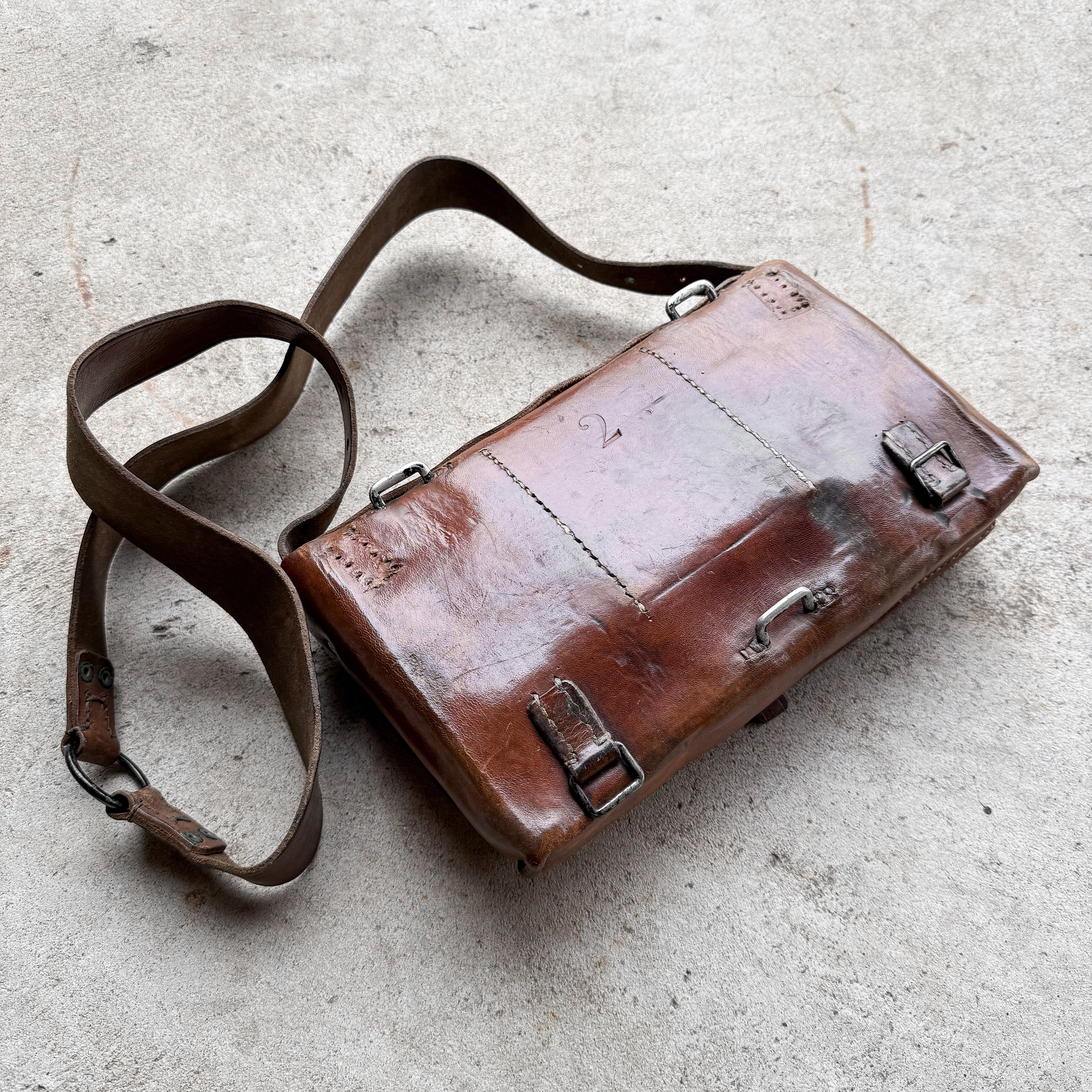 antique-vintage-1915-WWI-swiss-army-military-leather-shoulder-messenger-cartridge-bag-brown-daily-mens-rugged-style-decor-roots-revived (4)