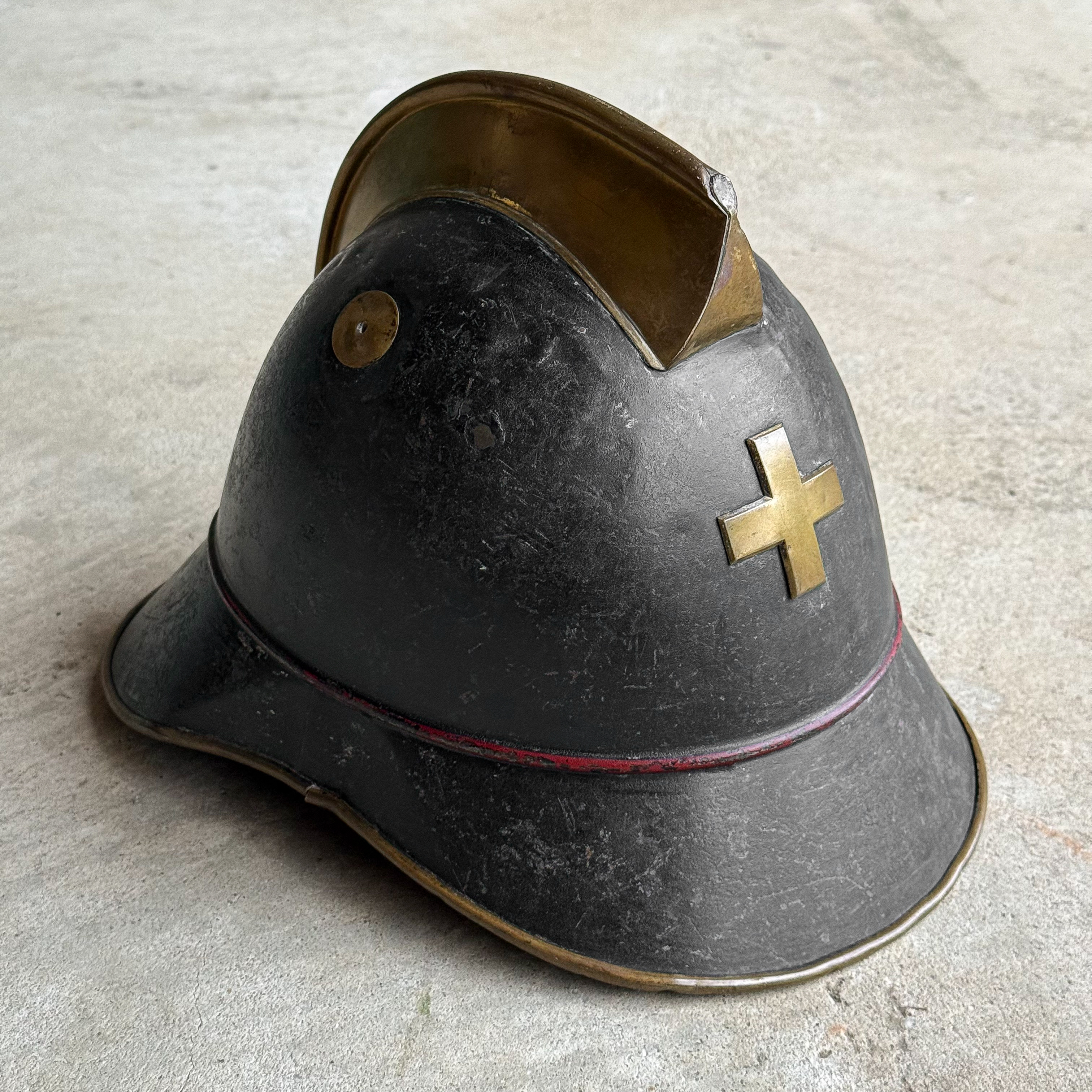antique-vintage-early-1900s-swiss-fire-fighter-brigade-fireman-helmet-collection-decor-curiosity (11)
