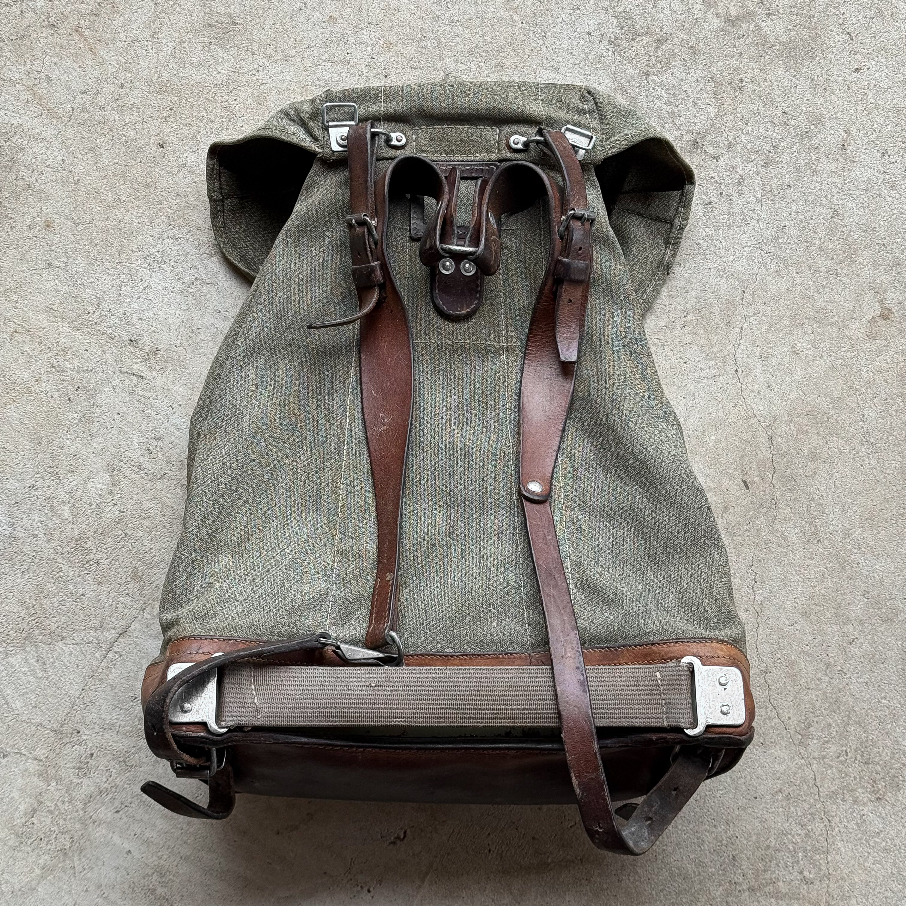 vintage-60s-1960s-swiss-army-military-rucksack-backpack-pack-bag-canvas-leather-rugged-style-gift-green-brown (5)